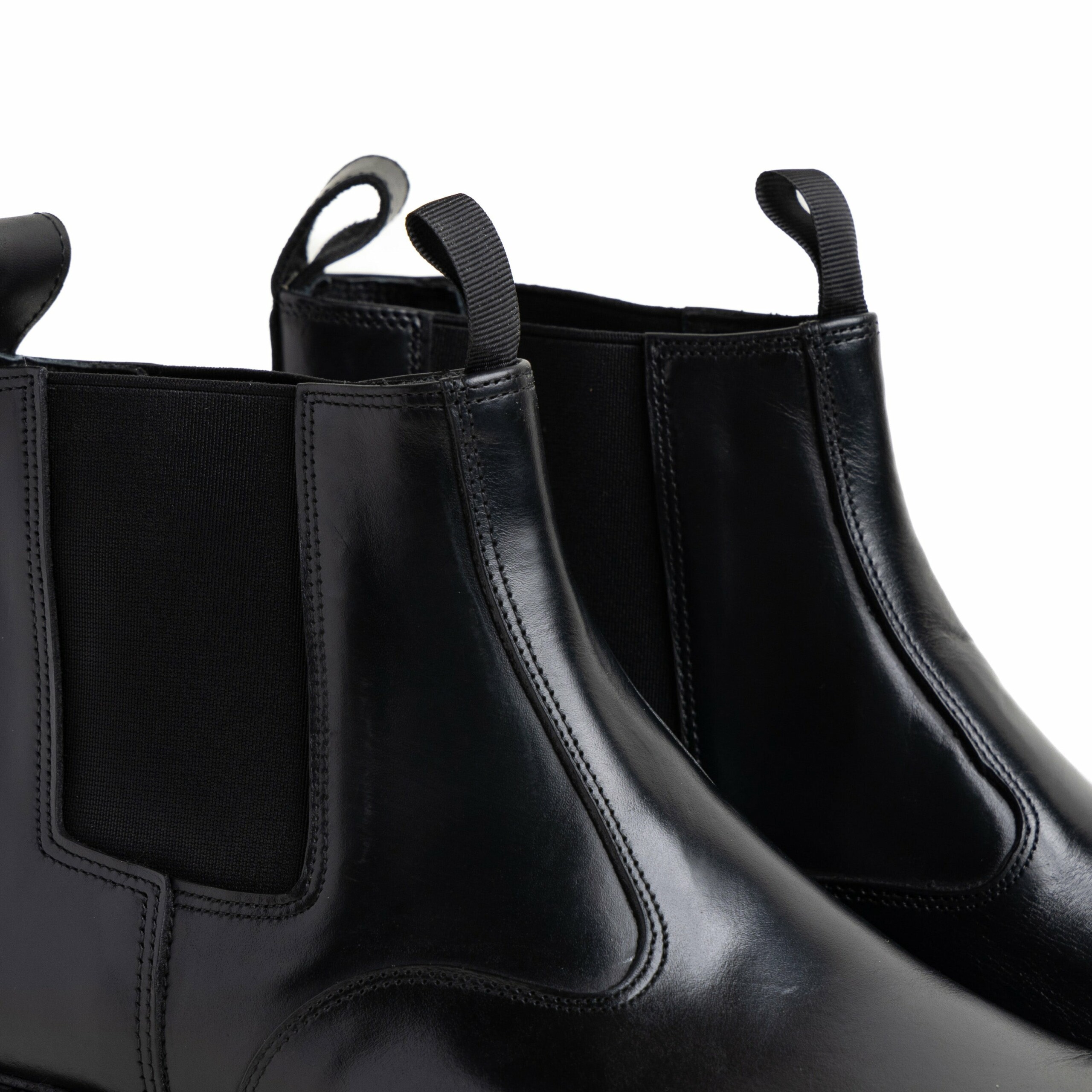 black lined chelsea boot